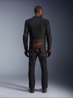 Alpinestars Viper Air V4 Jacke, Schwarz und Rot Fluo, Rückansicht am Modell, getragen mit passender schwarzer Motorradhose und Handschuhen, mit einem leuchtend fluoreszierenden roten Logo auf dem unteren Rücken, Mesh-Konstruktion für optimale Luftzirkulation, sportliche Passform für das Motorradfahren auf der Straße
