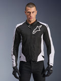 Alpinestars Viper Air V4 Jacke, Motorradjacke, Schwarz und Weiß, am Fahrer getragen, Tech-Mesh- und Textilkonstruktion mit weißen Schulterpanels, markantes Sternlogo auf der Brust, sportliches Performance-Design, kombiniert mit schwarzen Motorradhandschuhen