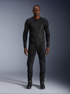 Männliches Model in der Alpinestars Troop-Air Jacke in Black Black, leichte Mesh-Motorradjacke, kombiniert mit passender schwarzer Motorradhose und Stiefeln, mit technischer 2D-Tech-Mesh-Konstruktion für eine überlegene Belüftung.