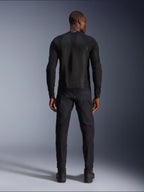 Alpinestars Troop-Air Jacke in Schwarz, Rückansicht mit technischem Mesh-Rückeneinsatz und belüfteter Konstruktion, kombiniert mit passender schwarzer Motorradhose und Stiefeln.