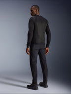 Alpinestars Troop-Air Jacke, schwarze technische Motorradjacke, Rückansicht mit großen Mesh-Einsätzen für erstklassige Belüftung, getragen mit passender schwarzer Hose und Motorradstiefeln, modernes urbanes Design für sommerliche Fahrten.