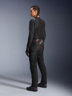 Alpinestars Stella T-Sps Air v2 Damenjacke, Schwarz und Diva Pink, Textil-Motorradjacke in der Rückansicht mit großen Mesh-Einsätzen für Luftzirkulation und weißem Stern-Logo auf dem Rücken, getragen mit passender schwarzer Fahrhose, Handschuhen und Stiefeln.