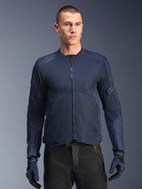 Alpinestars C-1 Air Jacke, blaue Motorradjacke, getragen von einem männlichen Model mit schwarzer Hose und passenden blau-schwarzen Handschuhen, Tech-Mesh-Einsätze für optimalen Luftstrom, cleanes urbanes Design mit Frontreißverschluss und dezentem Branding