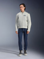 Alpinestars Circal-1 Air Jacke, Metallgrau, urbane Motorradjacke mit Mesh-Belüftungseinsätzen, getragen von einem Model mit blauen Jeans und grauen Riding-Sneakern, minimalistisches Design für nachhaltiges Fahren in der Stadt.