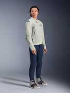 Alpinestars Circal-1 Air Jacke in Metal-Grau und Methyl-Blau, getragen von einem Model mit dunkelblauen Jeans und grauen Sneakern, urbane Sommer-Motorradjacke mit großen Mesh-Einsätzen für Luftzirkulation und minimalistischem Design.