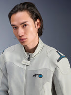 Alpinestars Circal-1 Air Jacke, Metal Gray mit Methyl Blue Akzenten, männliches Modell trägt urbane Sommer-Motorradjacke, Nahaufnahme der Mesh-Belüftungseinsätze und des minimalistischen Brandings auf der Brust