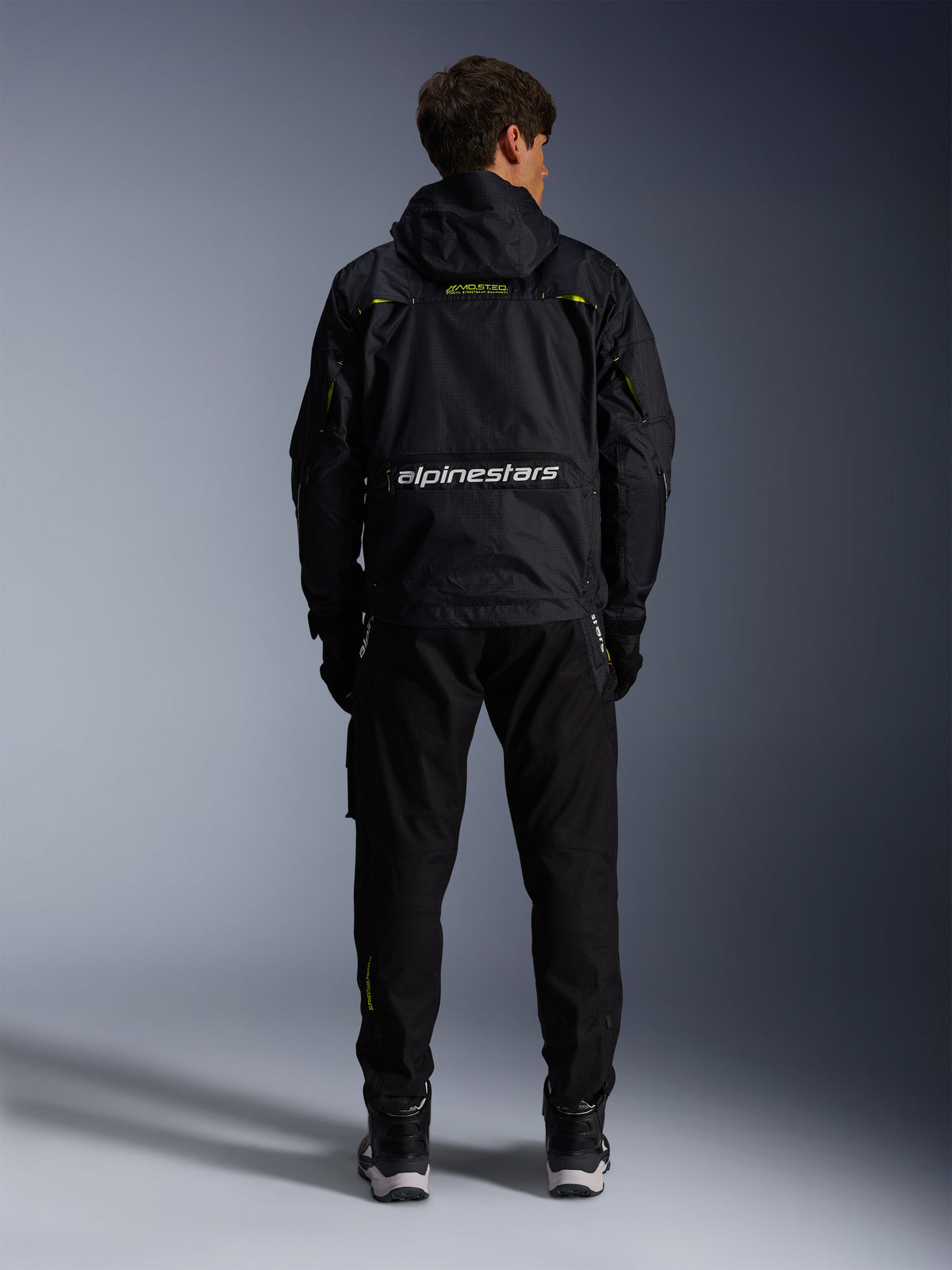 Alpinestars Mogress Air Jacke, urbane Textil-Motorradjacke in Schwarz und Lime Punch, Rückansicht mit weißem Branding.