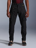 Alpinestars Acteon Hose, schwarze Urban-Motorradhose, Tapered Regular Fit, seitliche Cargotaschen mit umgekehrten Spiralreißverschlüssen, integrierter Gürtel und gelbes Branding, schützende Textil-Motorradausrüstung