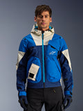 Alpinestars Mogress Air Jacke in Blue Almond, urbane Motorradjacke mit Kapuze, kontrastierende blaue und cremeweiße Einsätze, Utility-Taschen, türkisfarbener Frontreißverschluss, getragen von einem Model mit schwarzer Hose und Handschuhen