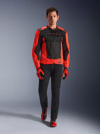 Alpinestars MM93 T-SPS Air V2 Jacke, Rot Fluo und Schwarz, getragen von einem Model mit passenden roten Handschuhen und schwarzer Hose, mit Marc Marquez Branding und dem 93-Logo, belüftete Sport-Motorradjacke für die Stadt