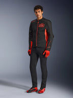 Alpinestars MM93 C-1 Air Jacke, Motorradjacke, Neonrot, Hellrot und Schwarz, getragen mit roten Handschuhen, schwarzer Hose und roten Motorradschuhen, mit MM93-Branding und leichter Mesh-Konstruktion, moderne urbane Fahrausrüstung