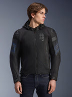 Alpinestars Zaca Air Venom WP Jacke, Schwarz und Electric Blue, Textil-Motorradjacke mit abnehmbarer Kapuze und 3D-Mesh-Einsätzen zur Belüftung, verfügt über DFS Lite Schultergleiter und ASTARS-Branding auf der Brust, getragen von einem männlichen Modell, sportlich inspirierte urbane Fahrausrüstung