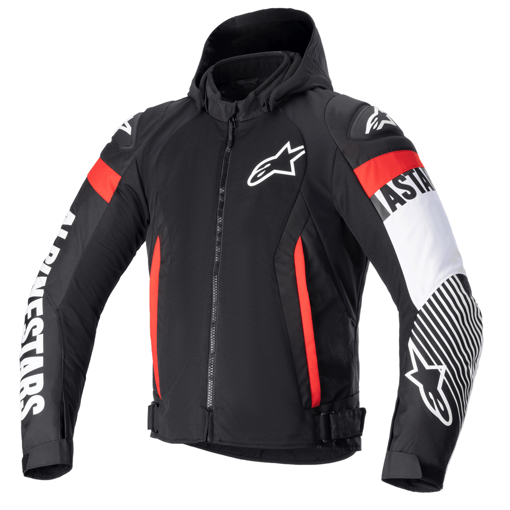 Alpinestars Zaca Air Jacke, schwarze Textil-Motorradjacke mit roten und weißen Fluo-Akzenten, abnehmbare Kapuze, 3D-Mesh-Einsätze zur Belüftung, auffälliges weißes Alpinestars-Branding auf den Ärmeln, Stern-Logo auf der Brust, verstellbare Taillenriemen.