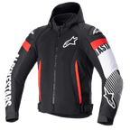 Alpinestars Zaca Air Jacke, schwarze Textil-Motorradjacke mit roten und weißen Fluo-Akzenten, abnehmbare Kapuze, 3D-Mesh-Einsätze zur Belüftung, auffälliges weißes Alpinestars-Branding auf den Ärmeln, Stern-Logo auf der Brust, verstellbare Taillenriemen.