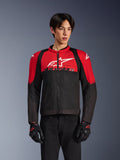 Alpinestars SMX Air Jacke, Motorrad-Mesh-Jacke, leuchtendes Rot und Schwarz, getragen von einem Modell mit schwarzen Motorradhandschuhen, mit großem weißem Logo auf der Brust, belüftete Textilkonstruktion mit roten Schulterpartien und schwarzen Ärmeln, sportliche Performance-Ausrüstung für Fahrten bei warmem Wetter