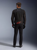 Alpinestars SMX Air Jacke, Schwarz mit leuchtend rotem Logo, Rückansicht mit Tech-Air Ready Branding und Mesh-Belüftungseinsätzen, getragen mit schwarzer Hose und Handschuhen, Hochleistungs-Sport- und Rennmotorrad-Ausrüstung
