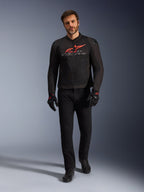 Alpinestars SMX Air Jacke, Schwarz, Leuchtendes Rot und Weiß, sportliche Motorradjacke getragen mit schwarzer Motorradhose und Handschuhen, mit technischen Mesh-Einsätzen und markantem rotem Alpinestars-Logo auf der Brust, Performance-Street-Riding-Outfit