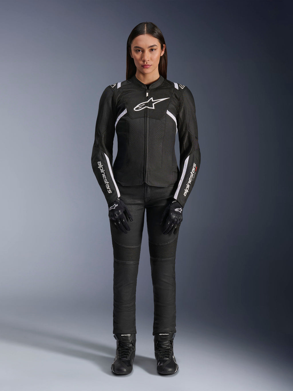 Alpinestars Stella T-Sps Air V2 Jacke, Damen-Motorradjacke, Schwarz und Weiß, mit Mesh-Einsätzen und weißen Akzenten, getragen mit schwarzer Hose, Handschuhen und Stiefeln, sportliche Passform für Stadtfahrten