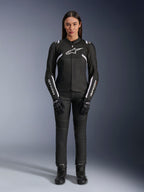 Alpinestars Stella T-Sps Air V2 Jacke, Damen-Motorradjacke, Schwarz und Weiß, mit Mesh-Einsätzen und weißen Akzenten, getragen mit schwarzer Hose, Handschuhen und Stiefeln, sportliche Passform für Stadtfahrten