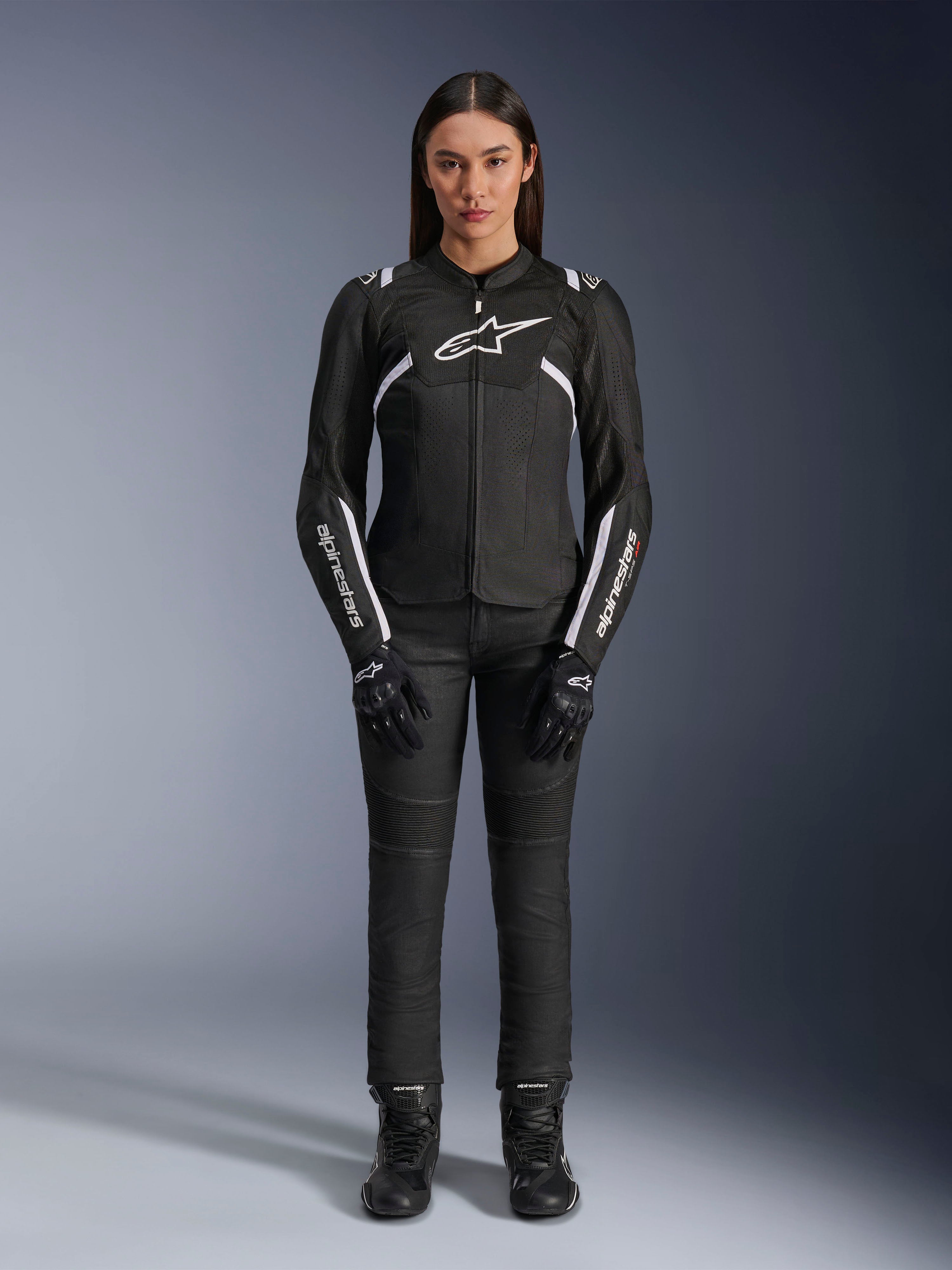 Alpinestars Stella T-Sps Air V2 Jacke, Damen-Motorradjacke, Schwarz und Weiß, mit Mesh-Einsätzen und weißen Akzenten, getragen mit schwarzer Hose, Handschuhen und Stiefeln, sportliche Passform für Stadtfahrten