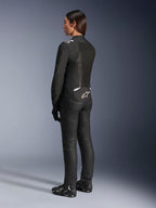 Alpinestars Stella T-SPS Air v2 Jacke, Schwarz und Weiß, Rückansicht mit Mesh-Einsätzen und Logo am unteren Rücken, kombiniert mit schwarzer Motorradhose und Motorradschuhen, sportliche Textil-Straßenausrüstung für Damen