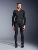 Alpinestars Stella Troop-Air Jacke, Damen-Motorradjacke, Schwarz, technische 2D-Mesh-Konstruktion mit minimalistischem Design, getragen mit schwarzer Motorradhose und Stiefeln, zeitgenössischer urbaner Motorradstil.