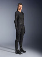 Motorradfahrerin in der Alpinestars Stella Troop-Air Jacke in Schwarz, mit technischer 2D-Mesh-Konstruktion, kombiniert mit passender schwarzer Motorradhose, Handschuhen und Stiefeln, gestylt für urbane Fahrten