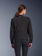 Alpinestars Stella Grace Damenjacke, Schwarz, Rückansicht, urbane Motorradjacke mit klassischer Workwear-Ästhetik, Textilkonstruktion aus Polybaumwoll-Twill, kombiniert mit schwarzer Jeans