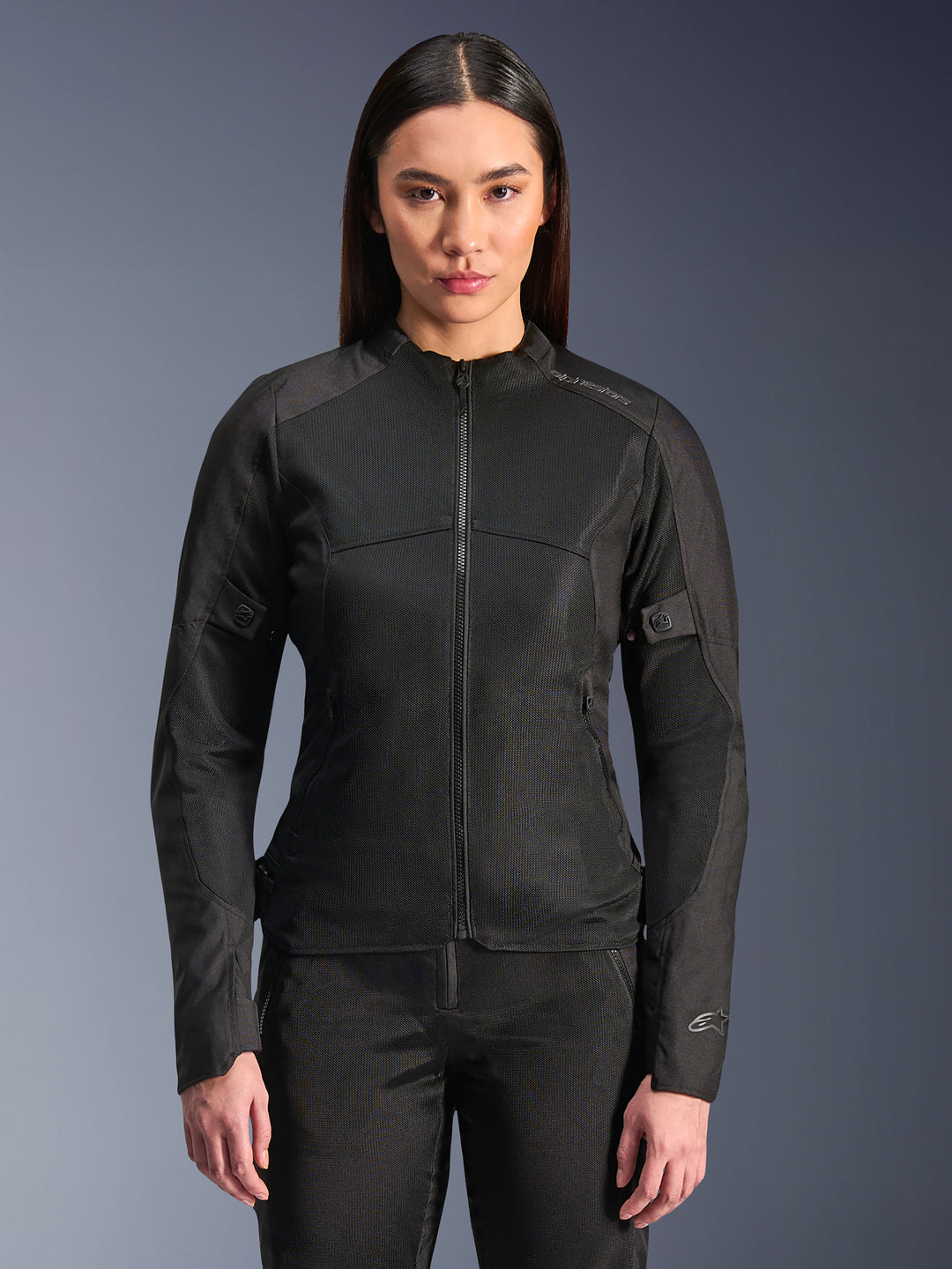 Alpinestars Stella C-1 Air Jacke, Damen-Motorradjacke, Schwarz, Modell trägt eine elegante Jacke mit Reißverschluss und Tech-Mesh-Einsätzen, schmale Passform mit dezenten reflektierenden Logos an der Schulter und am Ärmelbündchen