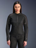 Alpinestars Stella C-1 Air Jacke, Damen-Motorradjacke, Schwarz, Modell trägt eine elegante Jacke mit Reißverschluss und Tech-Mesh-Einsätzen, schmale Passform mit dezenten reflektierenden Logos an der Schulter und am Ärmelbündchen