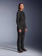 Alpinestars Stella C-1 Air Damenjacke in Schwarz, Textil-Motorradjacke mit Mesh-Einsätzen, kombiniert mit passender schwarzer Fahrhose und technischen Sneakern, Studioaufnahme eines kompletten urbanen Motorrad-Outfits.