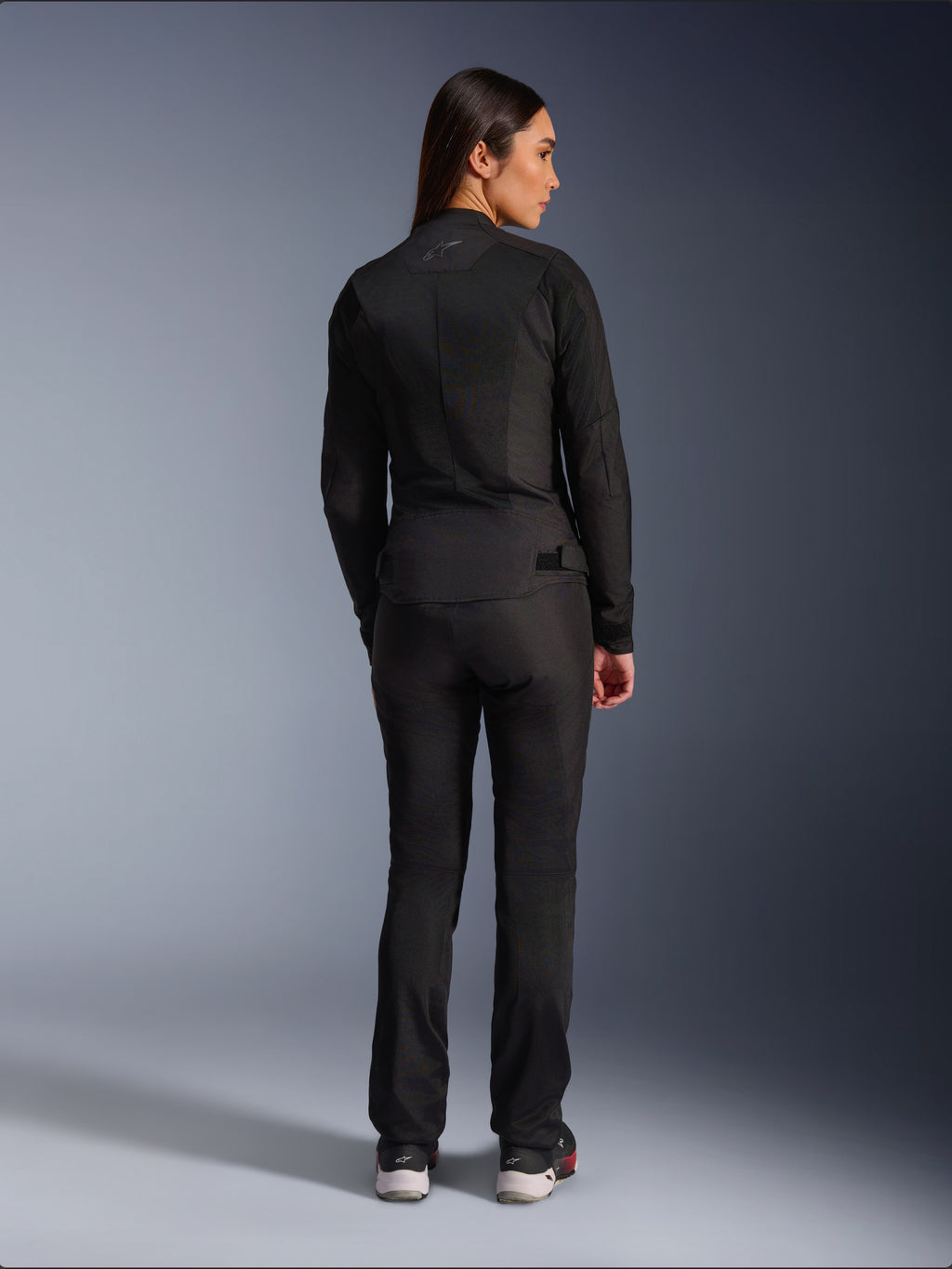 Alpinestars Stella C-1 Air Jacke, Damen-Textilmotorradjacke, Schwarz, Rückansicht zeigt Mesh-Konstruktion und dezentes Logo am oberen Rücken, kombiniert mit passender schwarzer Motorradhose, urbaner zeitgemäßer Stil