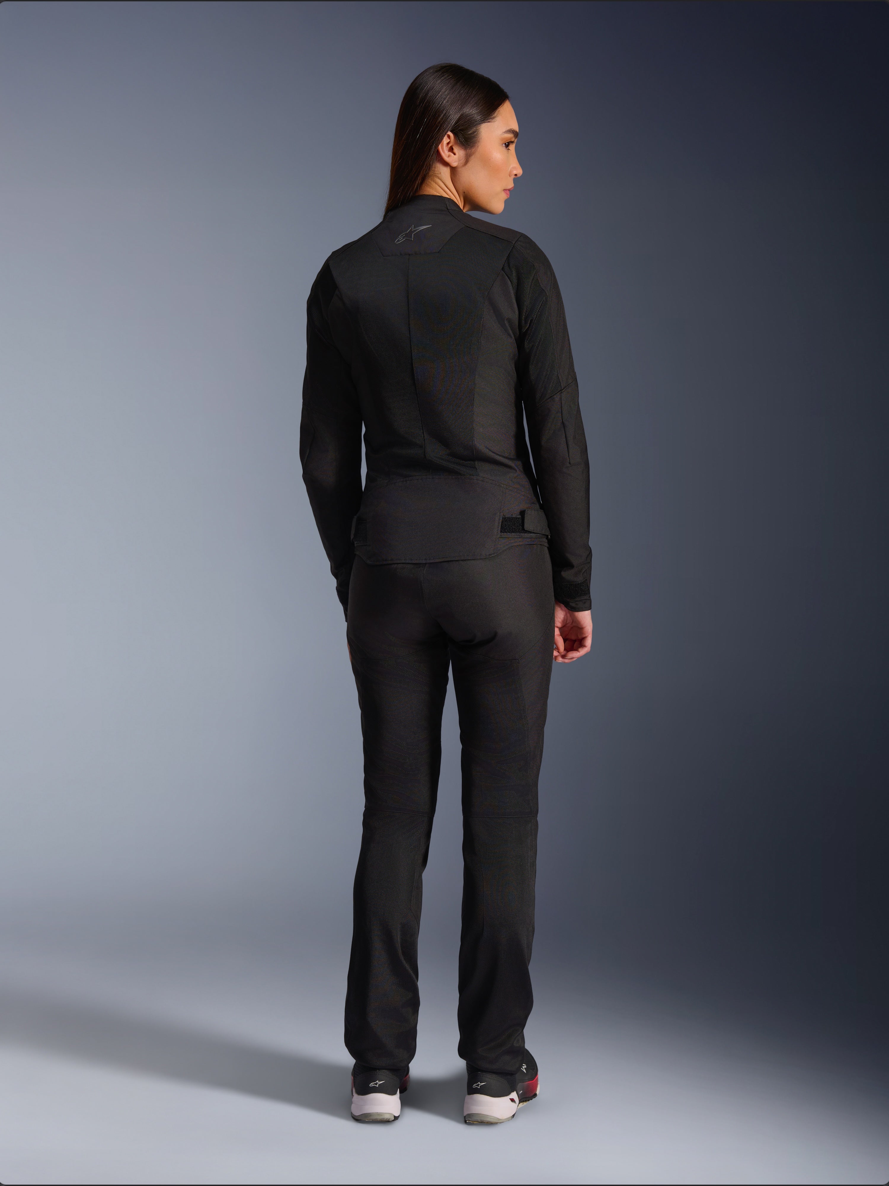 Alpinestars Stella C-1 Air Jacke, Damen-Textilmotorradjacke, Schwarz, Rückansicht zeigt Mesh-Konstruktion und dezentes Logo am oberen Rücken, kombiniert mit passender schwarzer Motorradhose, urbaner zeitgemäßer Stil