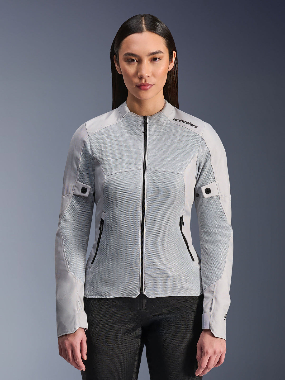 Alpinestars Stella C-1 Air Damenjacke, Motorrad-Meshjacke für Damen, Silber, mit atmungsaktiven Tech-Mesh-Einsätzen und schwarzen Reißverschlüssen, schmal geschnittene Sommer-Fahrausrüstung, getragen von einem Model