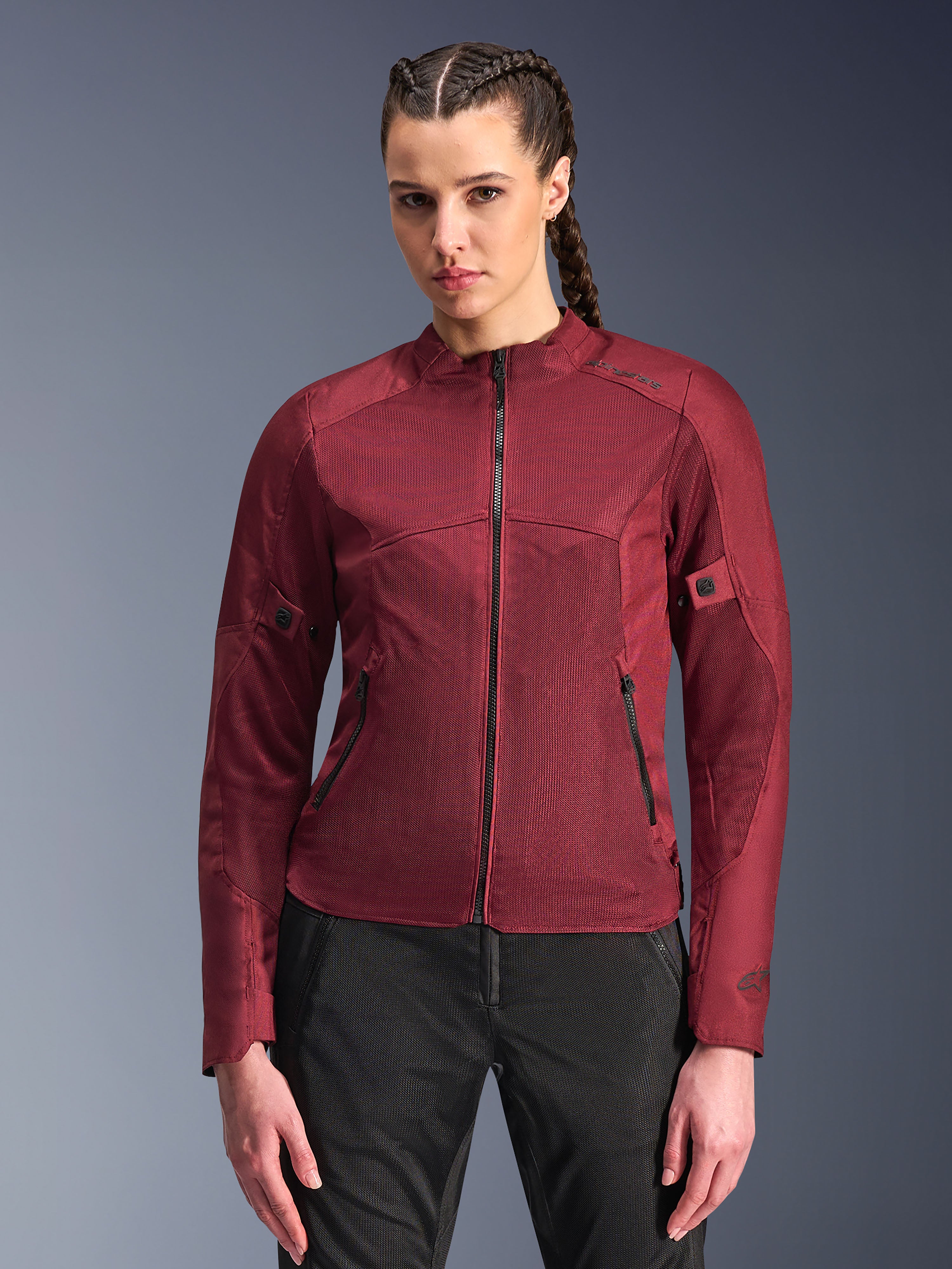 Alpinestars Stella C-1 Air Jacke, Damen-Motorradjacke, Burgunderrot, Mesh-Einsätze für optimale Luftzirkulation, Frontreißverschluss und Reißverschlusstaschen, tailliertes sportliches Design, getragen von einem Model mit schwarzer Motorradhose