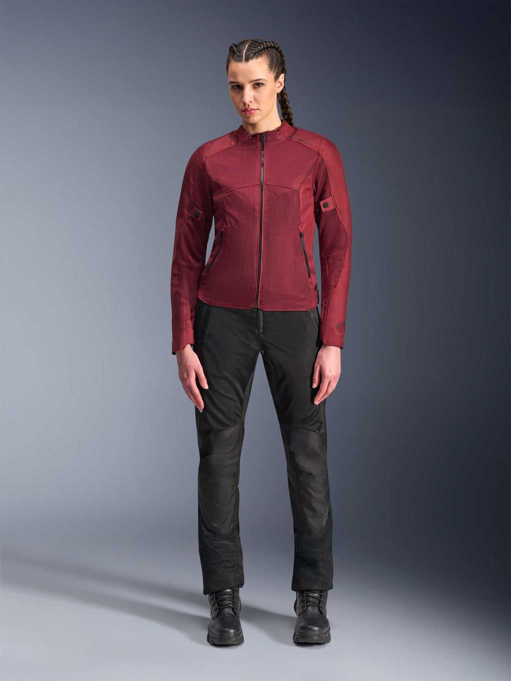 Alpinestars Stella C-1 Air Hose, Urban-Motorradhose für Damen, Schwarz, mit Textil- und Mesh-Konstruktion, kombiniert mit einer burgunderroten Stella C-1 Air Jacke und schwarzen Lederstiefeln, cleaner und moderner urbaner Fahrstil