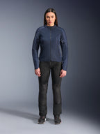 Weibliches Model trägt Alpinestars Stella C-1 Air Jacke in Blau, urbane Motorradjacke mit Tech-Mesh-Einsätzen, kombiniert mit schwarzer Motorradhose und schwarzen Sneakern, Studio-Frontansicht