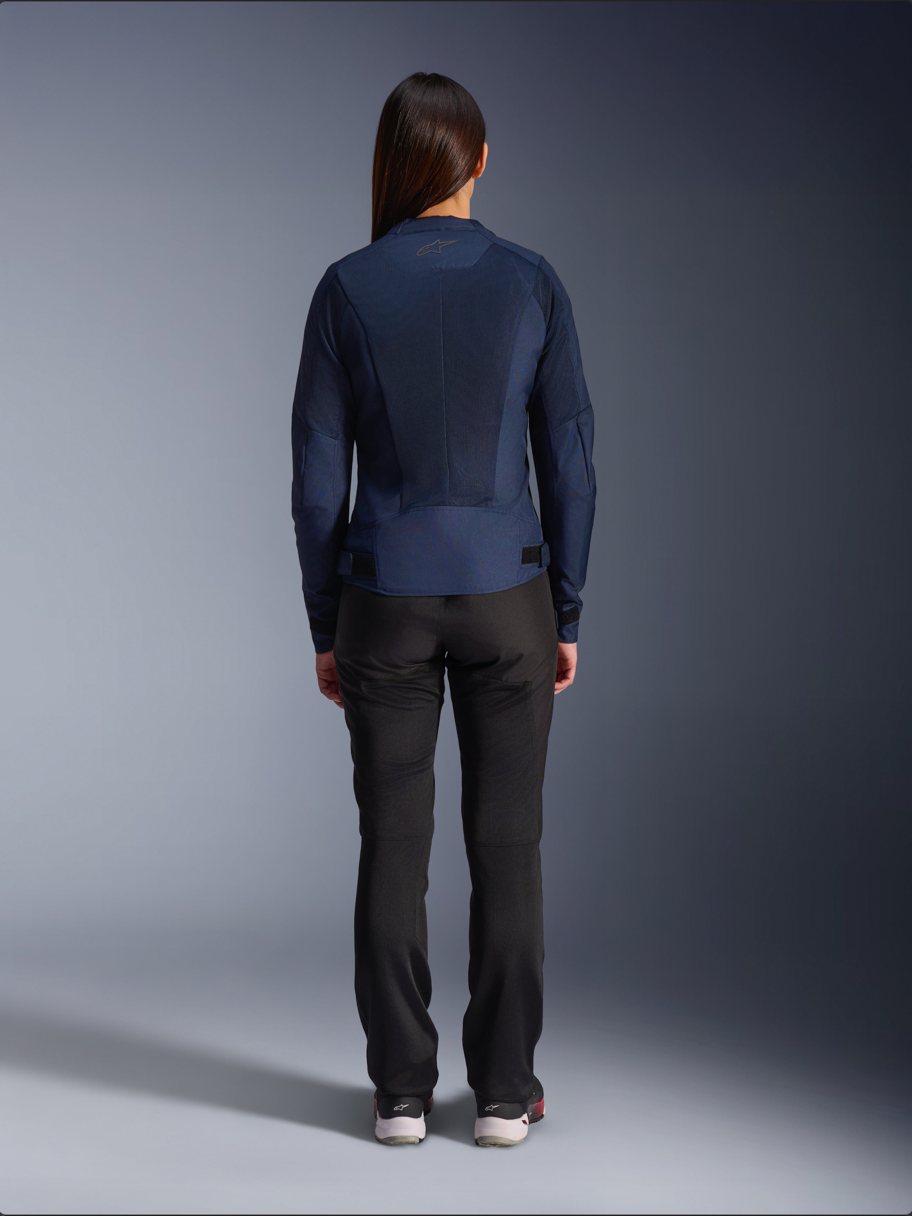 Alpinestars Stella C-1 Air Jacke, Damen Textil-Motorradjacke, Marineblau, Rückansicht mit großflächigen Mesh-Einsätzen zur Belüftung und Alpinestars-Logo im Nacken, kombiniert mit einer schwarzen Motorradhose für einen modernen urbanen Look