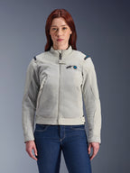 Alpinestars Stella Circal-1 Air Jacke, Damen-Motorradjacke, Metallgrau mit Methyl-Blau-Akzenten, Mesh-Einsätze für Luftstrom, Reißverschluss vorne mit Stehkragen, getragen von einem Modell über dunkelblauen Jeans