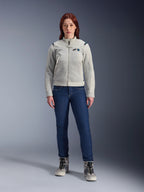 Alpinestars Stella CIRCAL-1 Air Jacke, Damen-Motorradjacke, Metallgrau und Methylblau, getragen mit dunkelblauen Jeans und grauen Motorradstiefeln, mit Mesh-Einsätzen zur Belüftung und modernem urbanen Design