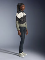 Alpinestars Stella Moshell Jacke, Urban Motorradjacke für Damen, Grau, Schwarz und Off-White mit rosa Akzenten, Ganzkörperansicht eines weiblichen Modells in dunkler Hose und Sneakern, modernes, von Streetwear inspiriertes Design für urbanes Fahren