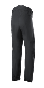 Alpinestars AMT Storm Gear Drystar® XF Hose, schwarze Motorrad-Überhose, Rückansicht mit umlaufendem Verbindungsreißverschluss an der Taille, elastischen Säumen und Beinöffnungen mit Reißverschluss für Fahrten bei nassem Wetter.