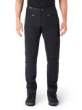 Alpinestars Alden Hose, Schwarze Urban-Motorradhose, Vorderansicht, technisches Stretch-Softshell-Gewebe, integrierter Gürtel mit Magnetschnalle, Reißverschlusstaschen vorne, gesteppte Knie-Details, Slim-Fit-Silhouette, kombiniert mit schwarzen Motorradschuhen