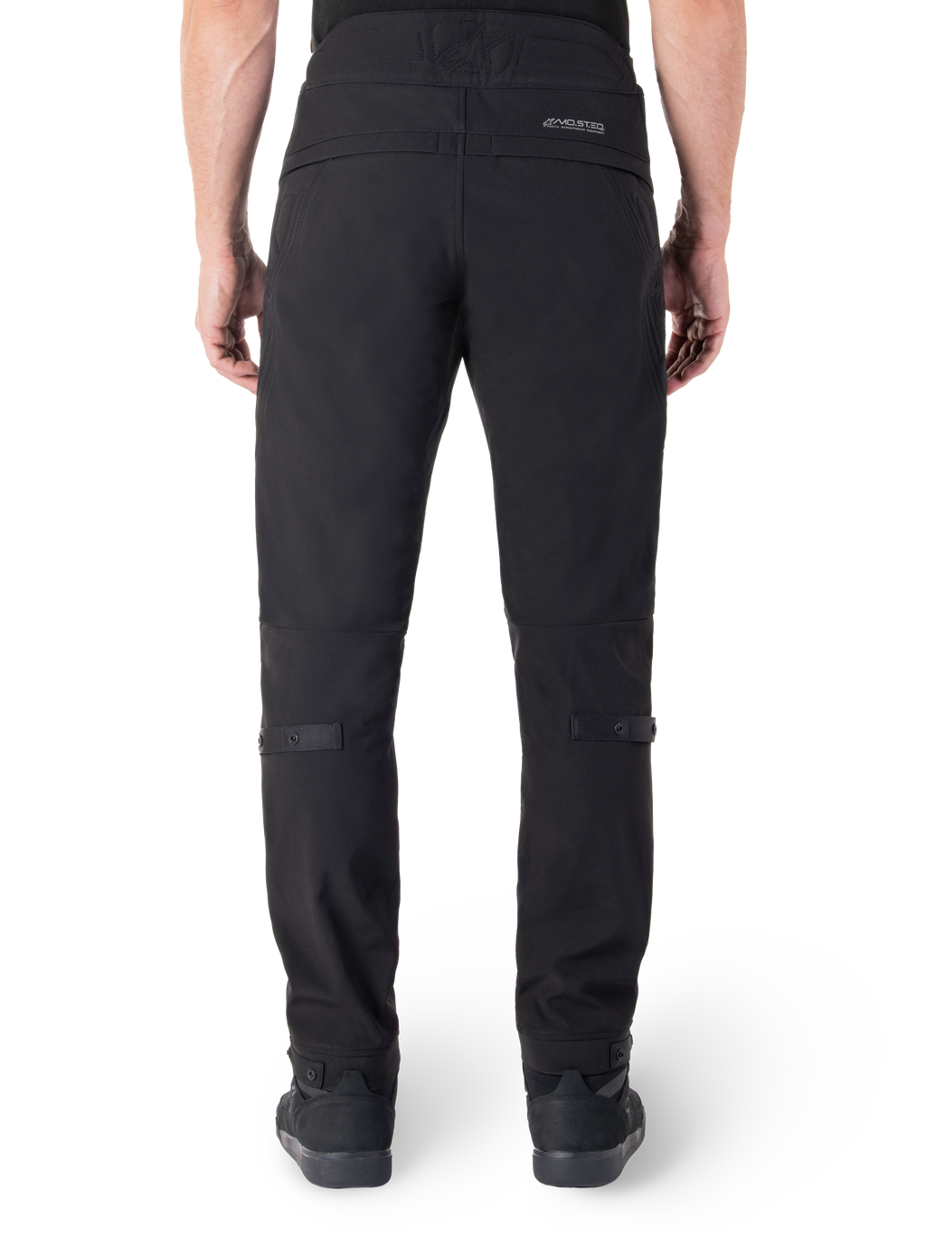 Alpinestars Alden Hose, schwarze Urban-Motorradhose, Rückansicht, mit reflektierender MO.ST.EQ. Wortmarke auf der Rückenpasse, schmale Passform unterhalb des Knies sowie Druckknopf-Volumenregulierer an Waden und Bündchen, von Streetwear inspiriertes technisches Textildesign.