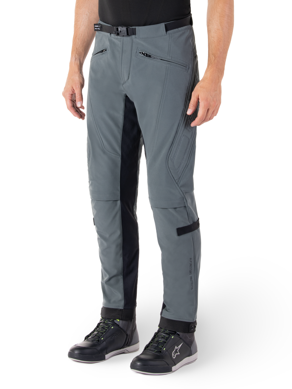 Alpinestars Alden Hose, Motorradhose in Urban Gray und Schwarz, von Streetwear inspirierte Textil-Fahrhose mit 3-lagigem Stretch-Softshell, schwarze Einsätze an den Beininnenseiten, integrierter Taillengürtel, schmale Passform unterhalb des Knies, getragen mit schwarzen Motorradschuhen
