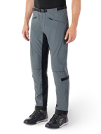 Alpinestars Alden Hose, Motorradhose in Urban Gray und Schwarz, von Streetwear inspirierte Textil-Fahrhose mit 3-lagigem Stretch-Softshell, schwarze Einsätze an den Beininnenseiten, integrierter Taillengürtel, schmale Passform unterhalb des Knies, getragen mit schwarzen Motorradschuhen