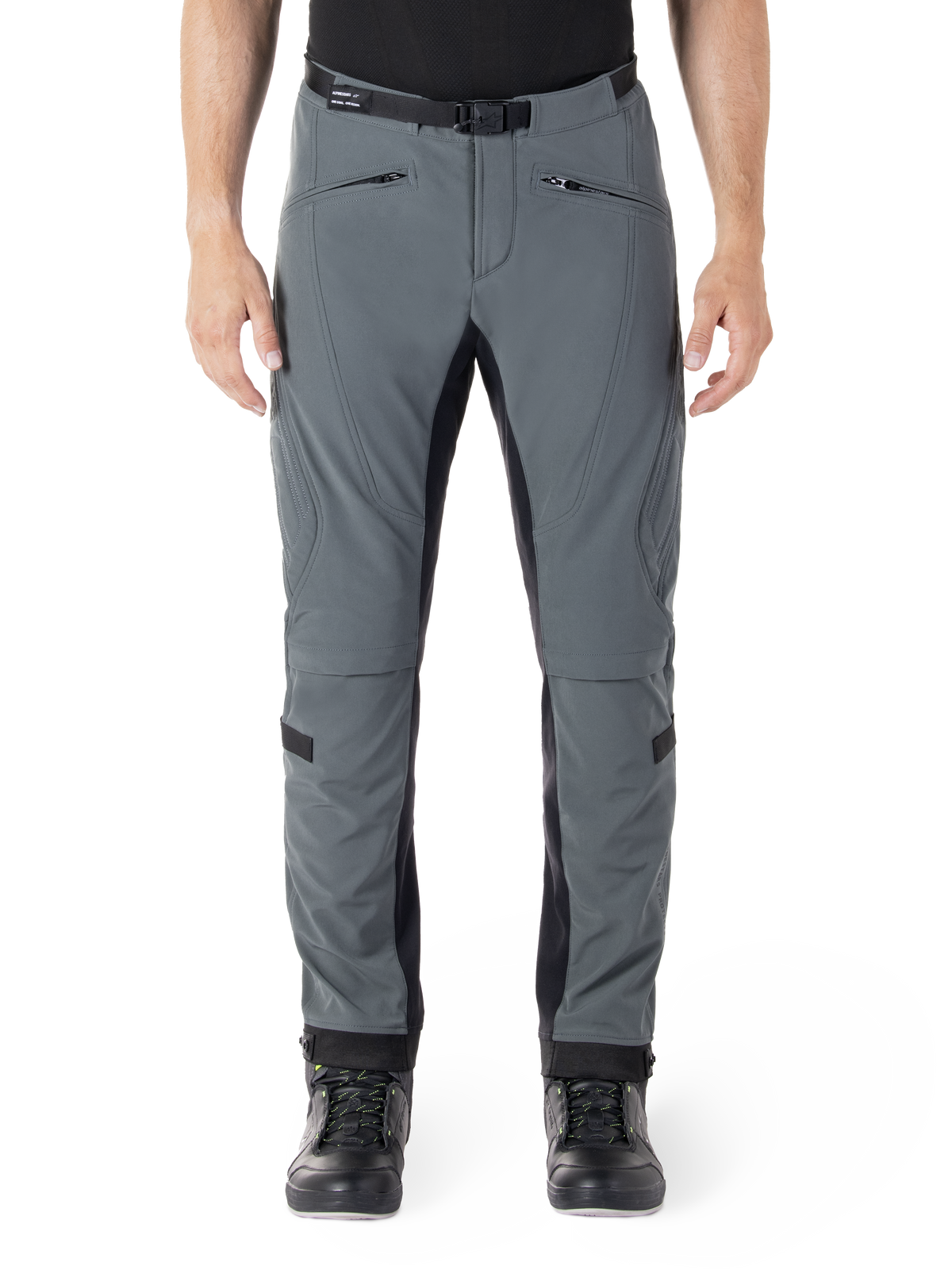 Alpinestars Alden Hose, Urban Gray mit schwarzen Paneelen, technische Motorradhose, Vorderansicht mit Reißverschlusstaschen und integriertem Magnet-Hüftgürtel, Slim-Fit-Softshell-Design für den Stadtverkehr