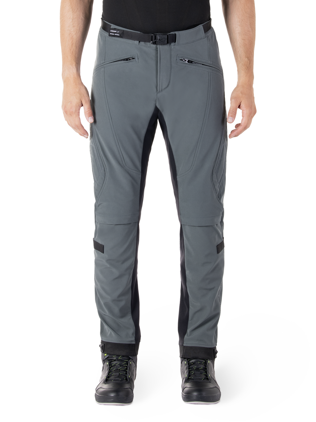 Alpinestars Alden Hose, Urban Gray mit schwarzen Paneelen, technische Motorradhose, Vorderansicht mit Reißverschlusstaschen und integriertem Magnet-Hüftgürtel, Slim-Fit-Softshell-Design für den Stadtverkehr