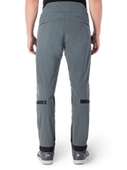 Alpinestars Alden Hose, Urban Gray, Rückansicht einer urbanen Motorradhose für Herren, schmale Passform unterhalb des Knies mit schwarzen Wadenverstellriemen, hoher Bund mit MO.ST.EQ. Wortmarke auf der Rückenpasse, getragen mit grauen Reitschuhen