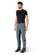 Alpinestars Alden Hose, technische Motorradhose in Urban Gray, mit gesteppten Seiteneinsätzen und schwarzem Stretchmaterial an den Beininnenseiten, kombiniert mit einem schwarzen Base-Layer und Motorradschuhen, Streetwear-inspirierte urbane Motorradausrüstung